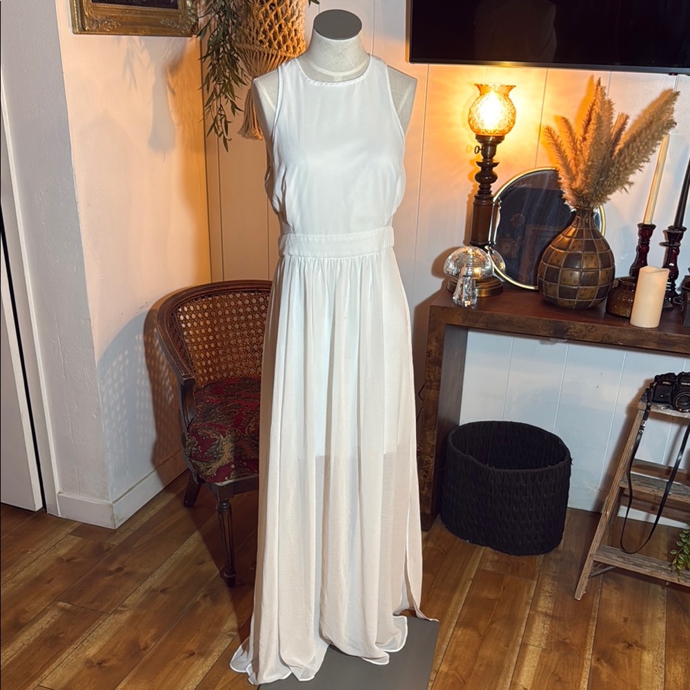 Elegant White Sleeveless Dress